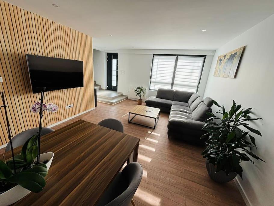 Maison De - 3 And 3 Double Beds Holiday home *