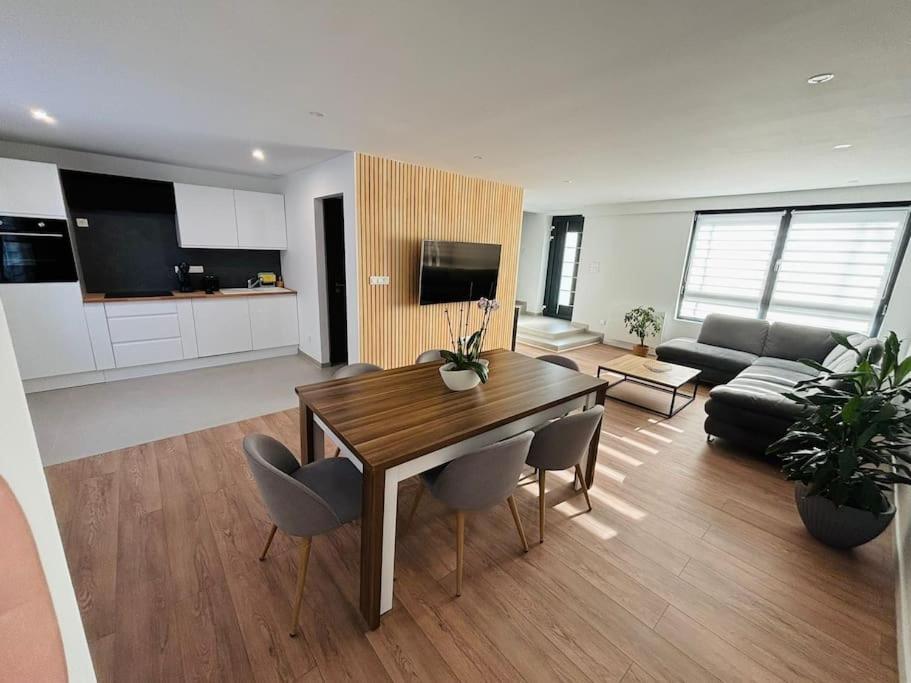 Maison De - 3 And 3 Double Beds *